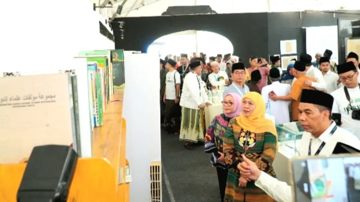 BUKTI SEJARAH: Gubernur Khofifah Indar Parawansa bersama rombongan saat mengunjungi dan membuka Pameran dan Klinik Turats pada Muktamar Ke-35 NU di Pesantren Bahrul Ulum, Tambakberas, Jombang, Kamis (27/8). (M. KHOLIL RAMLI/JPRM)