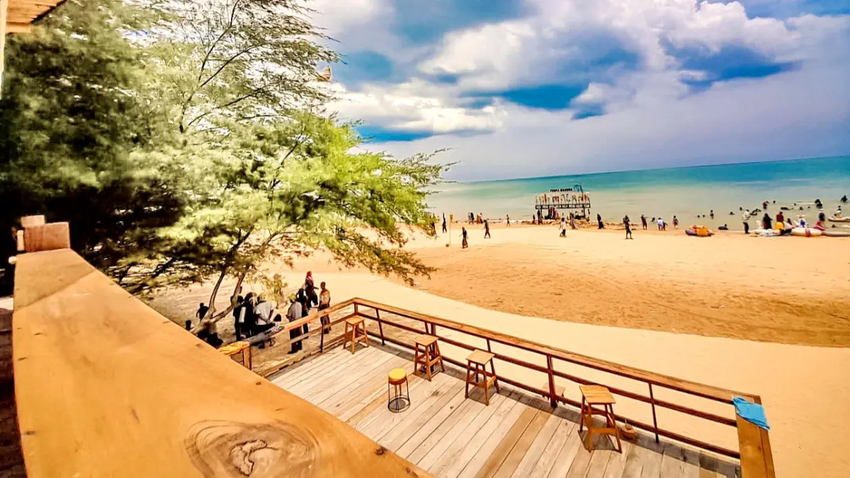 CERAH: Suasana pengunjung sedang bersantai di wisata Pantai Lon Malang dilihat dari atas gazebo. (MASTUKI UNTUK JPRM)