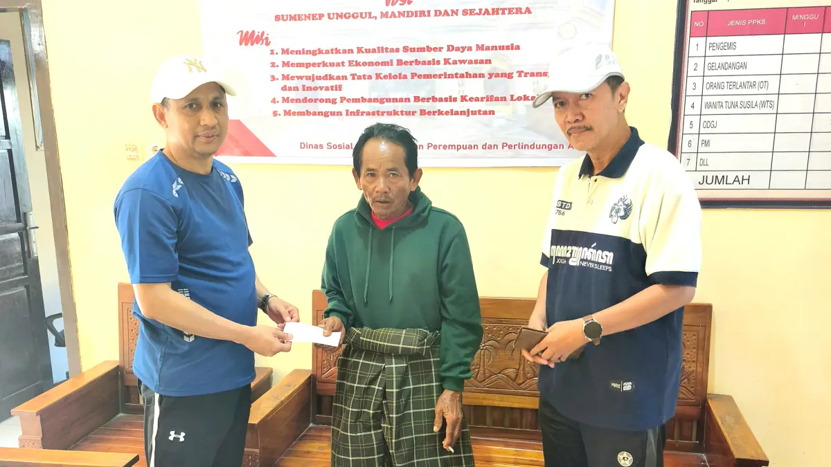 FOKUS: Kepala Dinsos P3A Sumenep Abd. Rahman Riadi bersama Sekkab Sumenep Agus Dwi Saputra memberikan bantuan kepada Asdan di RPS Sumenep, Jumat (28/8). (DINSOS UNTUK JPRM)