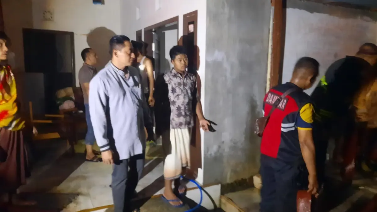 HANGUS: Polisi dan warga berupaya memadamkan api yang membakar rumah milik Ach. Hidayatullah di Jalan Solodaja, Desa Murtajih, Kecamatan Pademawu, Pamekasan, Kamis (27/8) malam.