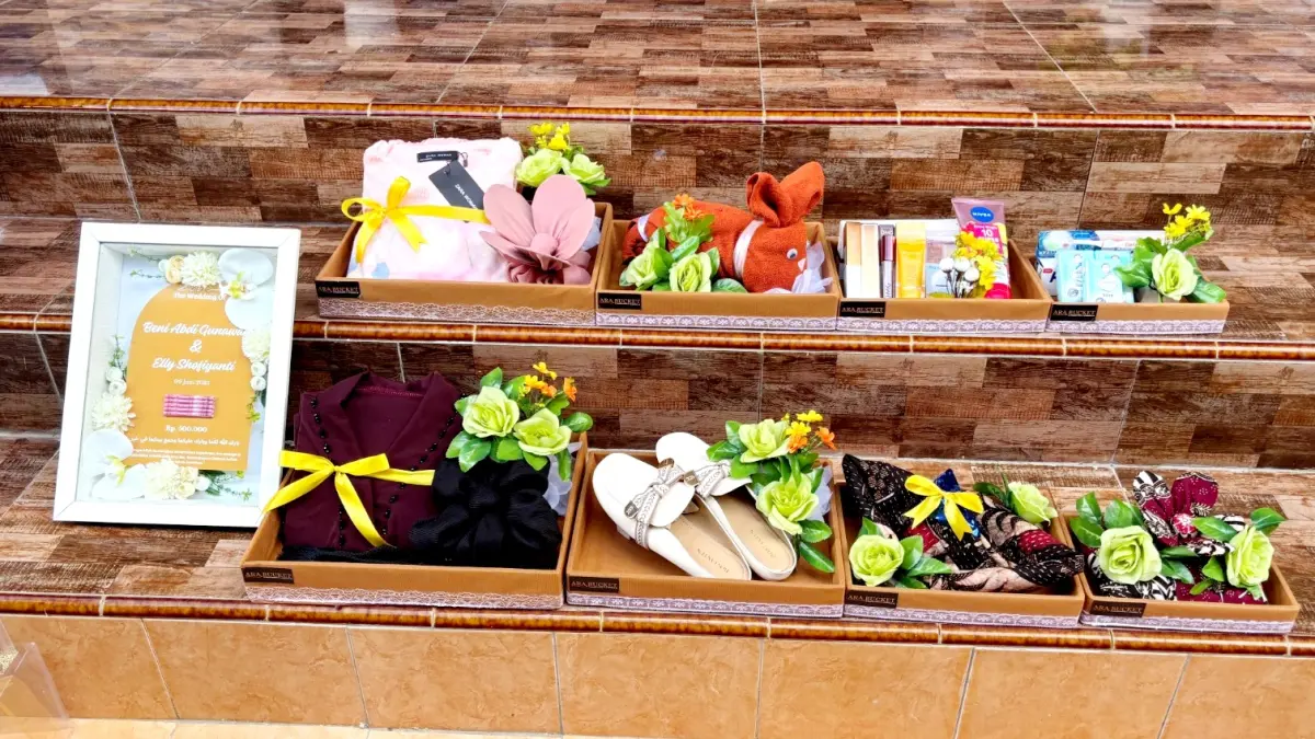 KEKINIAN: Hasil kreasi seserahan tangan kreatif Hasanatul Alfiyah. (HASANATUL ALFIYAH UNTUK JPRM)