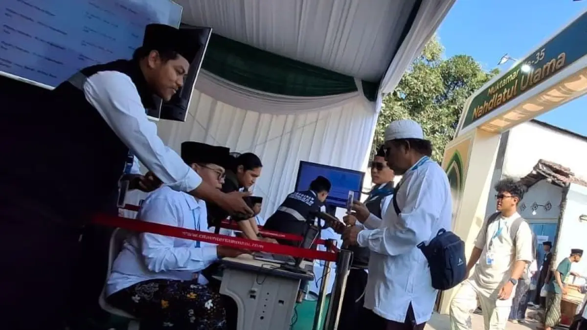 KETAT: Petugas sedang memeriksa kartu peserta Muktamirin sebelum memasuki ruang Sidang Komisi Organisasi pada Muktamar ke-35 NU, di Jombang, Sabtu (29/8).