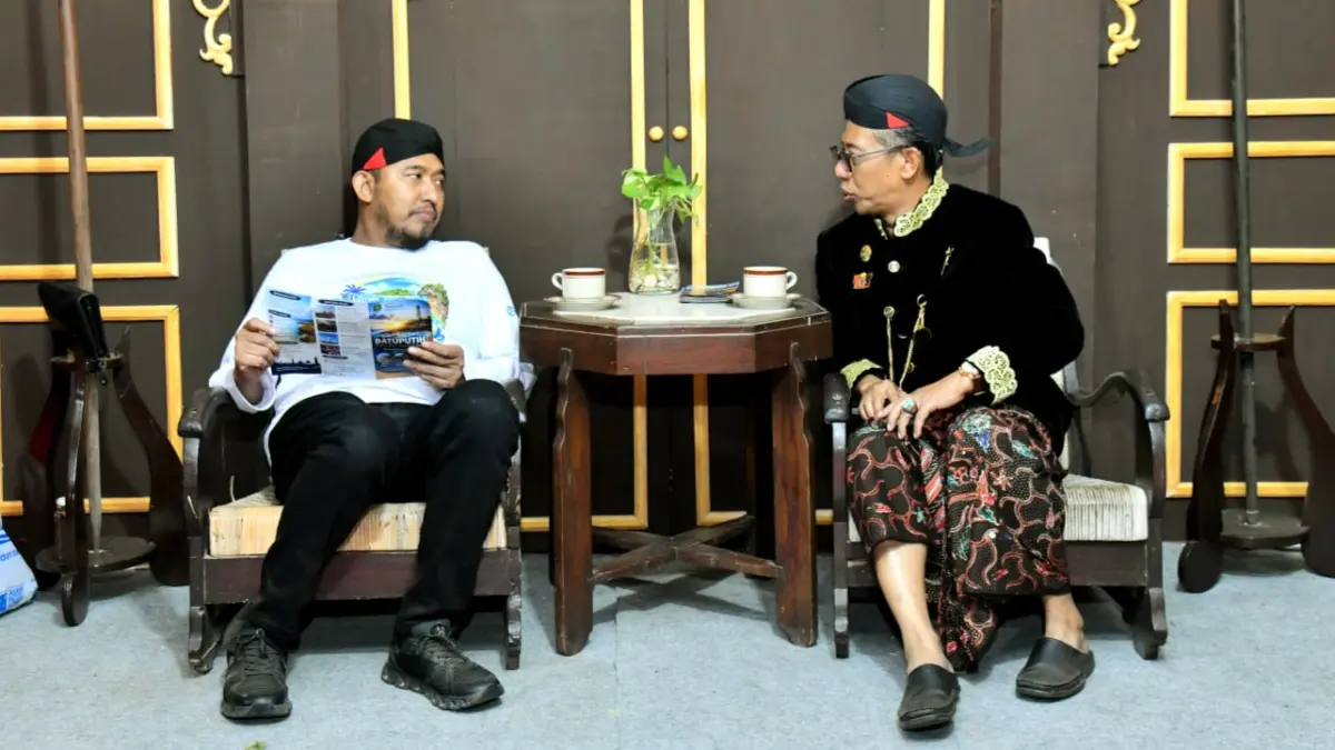 KOMPAK: Bupati Sumenep Achmad Fauzi Wongsojudo bersama Camat Batuputih Muhammad Suharjono dalam acara Madura Night Vaganza 2026 di GOR A. Yani Sumenep. (KURNIAWAN/JPRM)