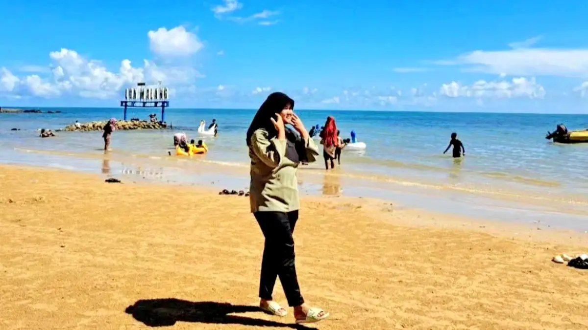 BERLIBUR: Pengunjung saat berkunjung ke wisata Pantai Lon Malang. (MASTUKI UNTUK JPRM)