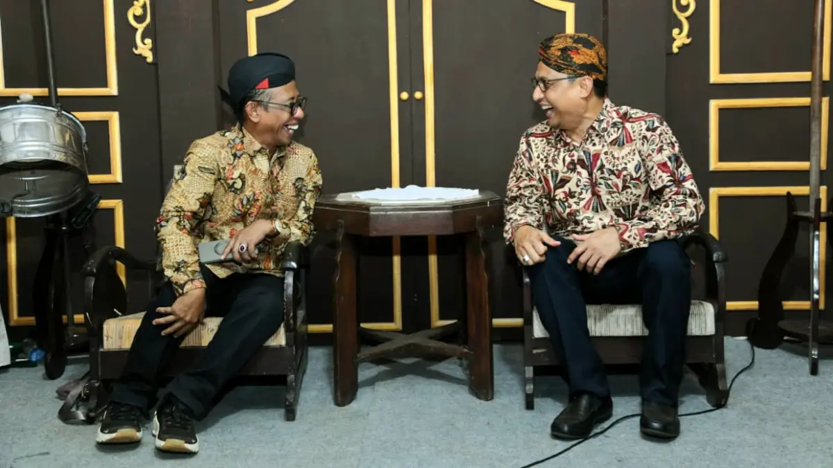NGOBROL SANTAI: Camat Batuputih Muhammad Suharjono berbincang dengan Sekkab Sumenep Agus Dwi Saputra. (KURNIAWAN/JPRM)