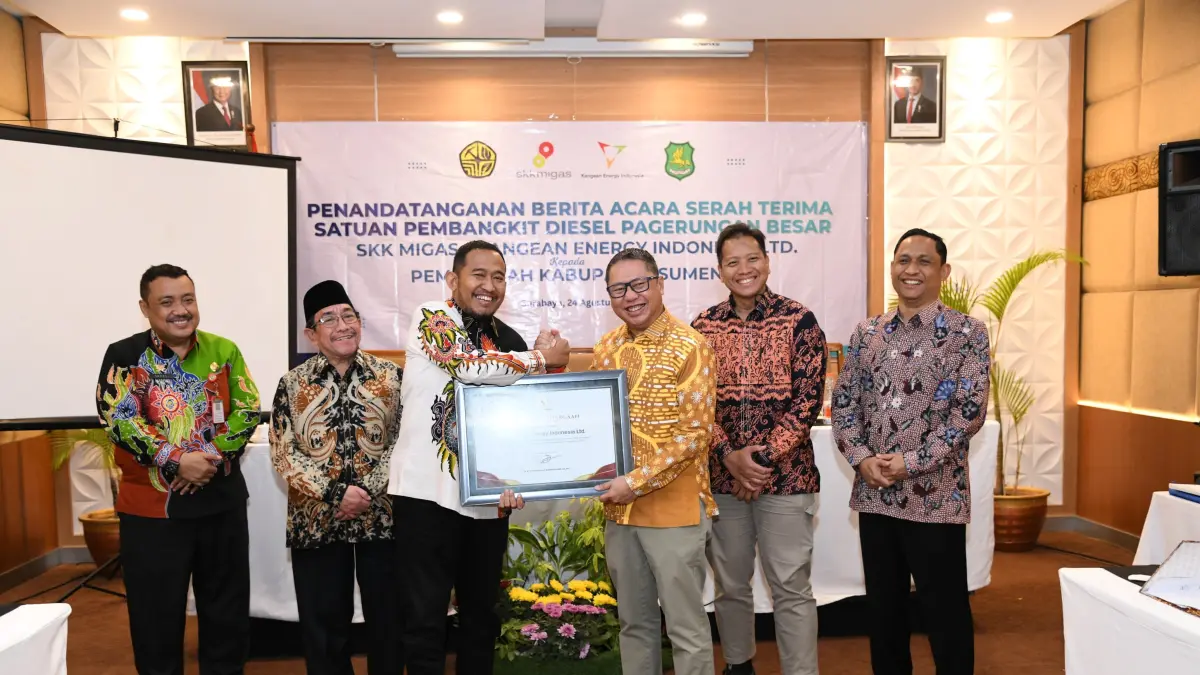 APRESIASI: Bupati Sumenep Achmad Fauzi Wongsojudo memyerahkan piagam penghargaan kepada Kangean Energy Indonesia Ltd (KEI) yang diterima Vice President KEI Iman Santoso disaksikan Kepala SKK Migas Perwakilan Jabanusa Anggono Mahendrawan, Wabup Imam Hasyim, Sekkab Agus Dwi Saputra, dan Kepala DPMD Ach. Dzulkarnain di Surabaya, Senin (24/8).