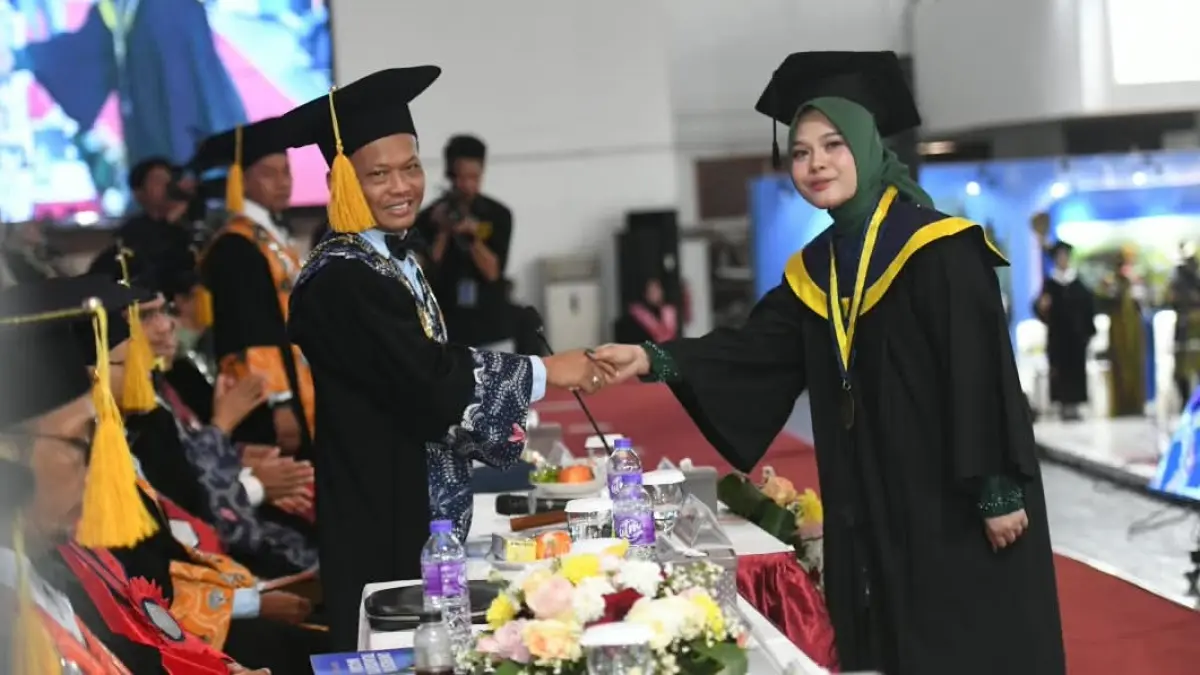 RESMI DIKUKUHKAN: Rektor UTM Prof. Dr. Safi’ memberikan selamat kepada wisudawan dalam Rapat Senat Terbuka Wisuda ke-42 Program Sarjana dan Magister Tahun 2026, Sabtu (29/8). (UTM UNTUK JPRM)