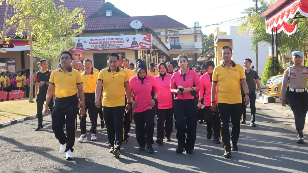 SEHAT BERSAMA: Kapolres Sampang AKBP Anang Hardiyanto (depan, kanan) memimpin olahraga bersama di halaman kantornya, Jumat (28/8).