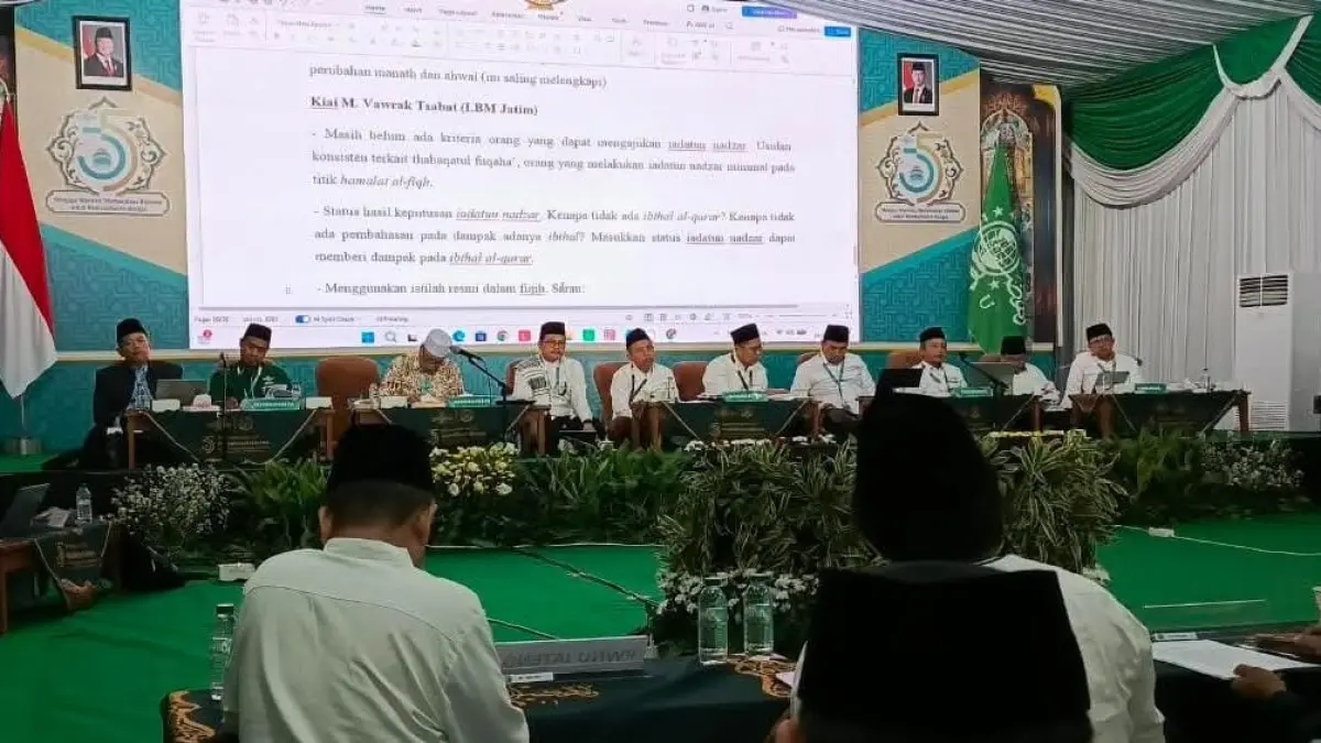 TUKAR PENDAPAT: Suasana sidang Komisi Bahtsul Masail Maudluiyah Muktamar ke-35 Nahdlatul Ulama di Pesantren Bahrul Ulum Tambakberas Jombang, berlangsung kondusif, Jumat (28/8) malam.