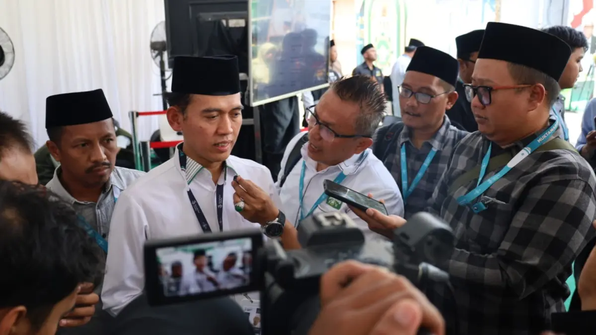 MEMBERI KETERANGAN: Pimpinan Sidang Komisi Organisasi Muktamar Ke-35 NU Prof. Asrorun Niam saat doorstop dengan awak media, Sabtu (29/9). (HAFIDZ UNTUK JPRM)