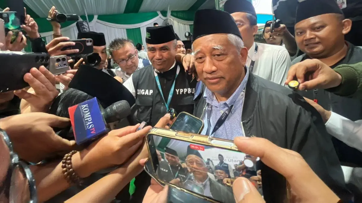MEMBERI PENJELASAN: Mohammad Nuh doorstop dengan awak media setelah keluar dari ruang sidang pleno pada Muktamar ke-35 NU di Pesantren Bahrul Ulum Tambakberas, Minggu (30/8).