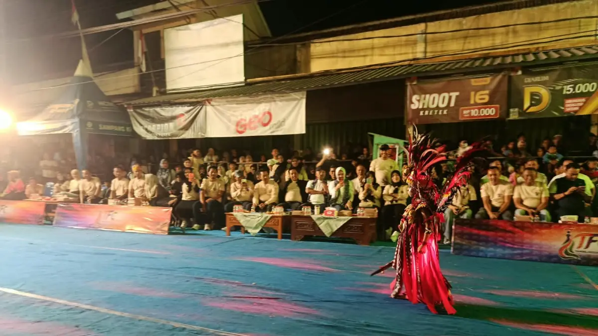 MEMUKAU: Salah satu peserta TFC berjalan dihadapan tamu undangan dan penonton di Kecamatan Tambelangan, Sampang.