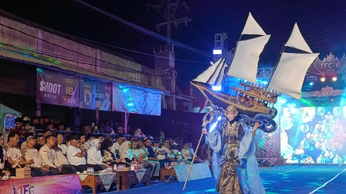 MERIAH: Bupati Sampang Slamet Junaidi dan Ketua TP PKK Sampang Selviana Slamet Junaidi menyaksikan penampilan peserta TFC di Kecamatan Tambelangan, Sampang, Sabtu (29/8).