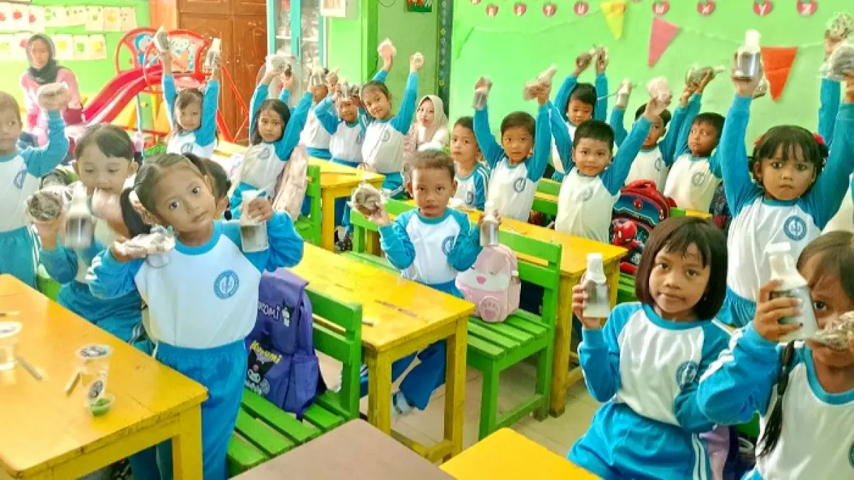 BUTUH KELAS SENDIRI: Siswa TK PGRI Wijaya Kusuma mengikuti KBM di SDN Banyusangka 2 beberapa waktu lalu. (TRI WAHYUNINGSIH UNTUK JPRM)