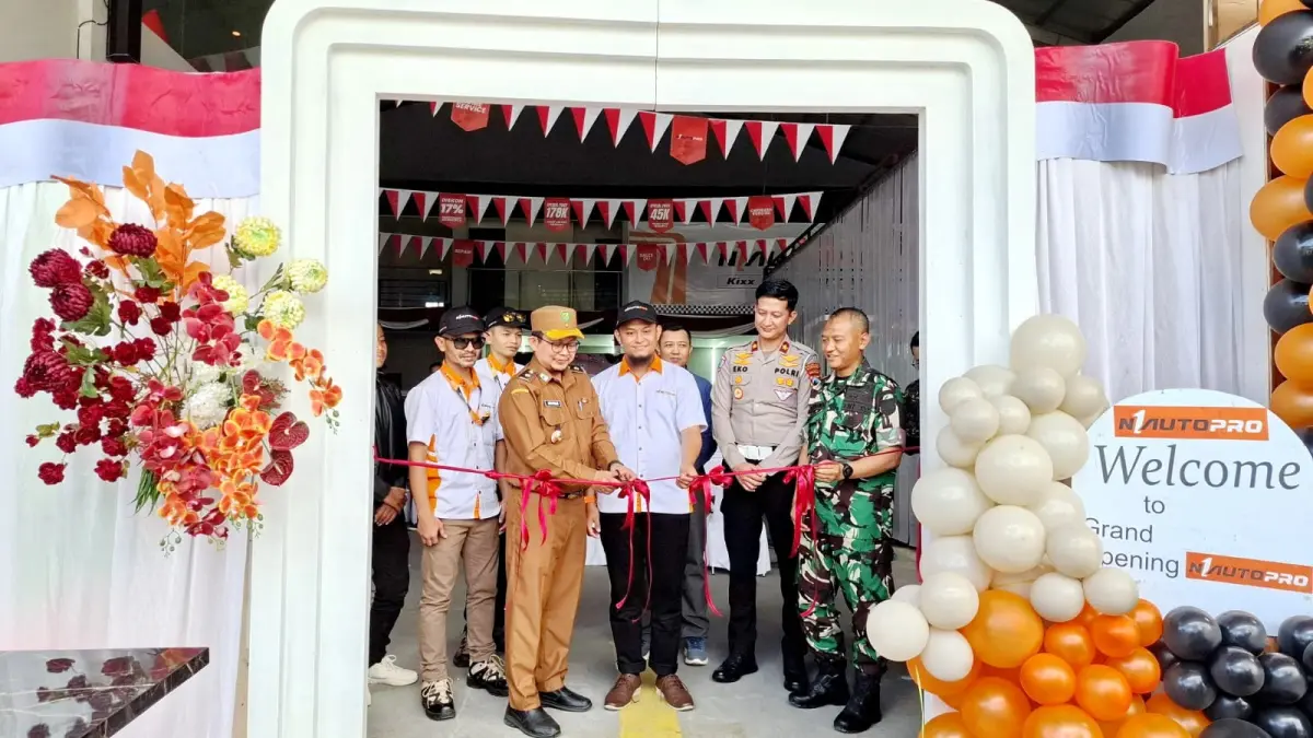OTOMOTIF: Dari kiri, Branch Manager N1 Autopro Aziz Holis, Staf Ahli Bidang Kemasyarakatan dan SDM Setkab Sumenep Dedi Falahuddin, Founder & CEO N1 Autopro Muhammad Nelwan Fasha, Kasatlantas Polres Sumenep Kompol Eko Aprianto, dan Perwakilan Dandim Sumenep memotong pita sebagai tanda peluncuran N1 Autopro di Desa Gedungan, Batuan, Sumenep, Senin (31/8).