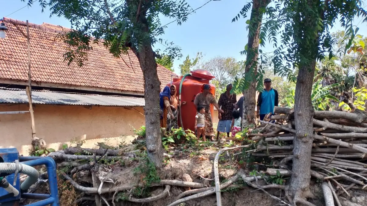BANTUAN: BPBD Sumenep saat menyalurkan air bersih di Desa Kombang, Kecamatan Talango, Sumenep.