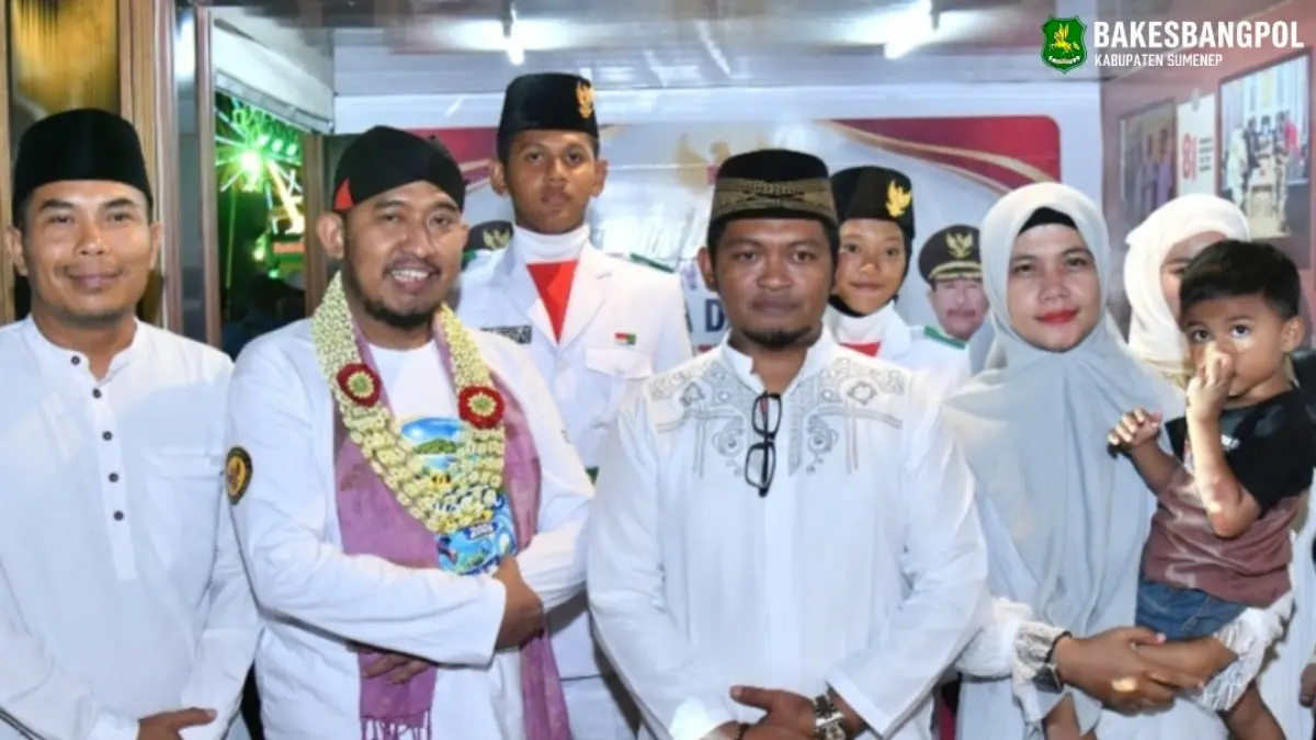 BERI DUKUNGAN: Bupati Achamd Fauzi Wongsojudo (dua dari kiri) berkunjung ke stand Bakesbangpol Sumenep di MNV 2026 di Gor A Yani Desa Pabian Kecamatan Kota Sumenep. (BAKESBANGPOL SUMENEP UNTUK JPRM)
