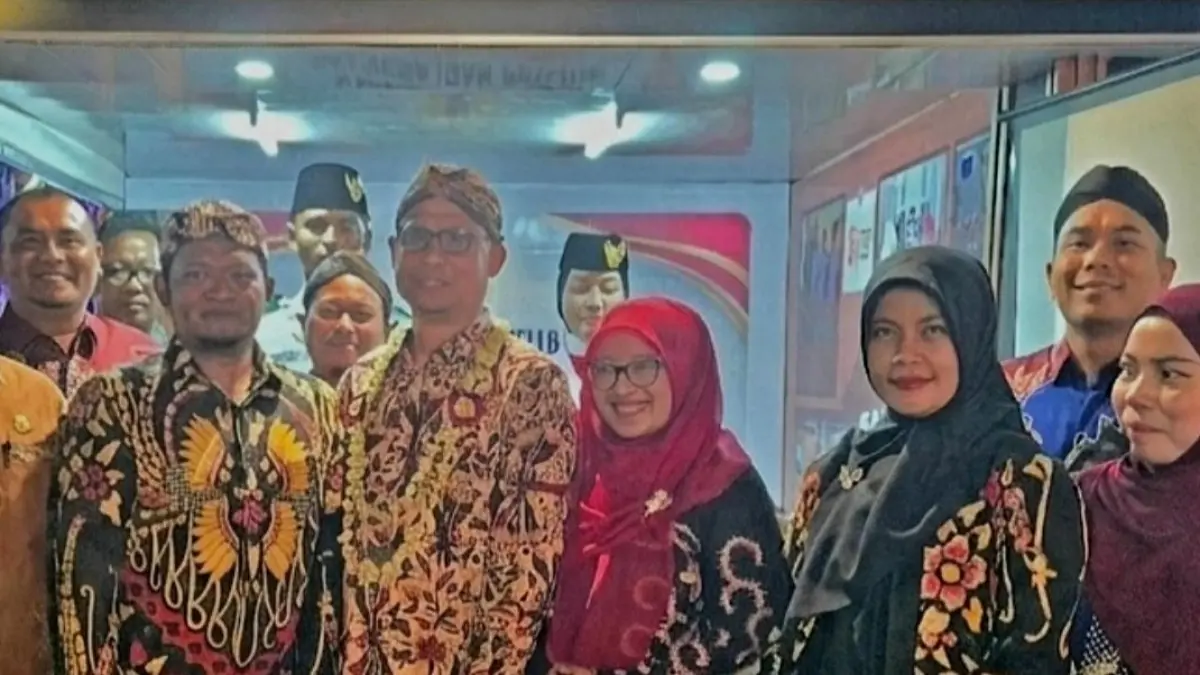 BERJEJER: Plt Kepala Bakesbangpol Sumenep Yanuar Yudha Bachtiar (kiri) foto bersama Sekkab Agus Dwi Saputra dan jajaran pegawai liannya di satnd Bakesbangpol. (BAKESBANGPOL SUMENEP UNTUK JPRM)