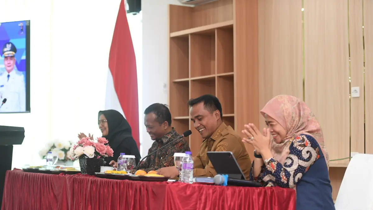 BERSINERGI: Bupati Bangkalan Lukman Hakim dan Rektor UTM Prof. Safi’ dalam sesi diskusi kesiapan industrialisasi. (HUMAS UTM UNTUK JPRM)