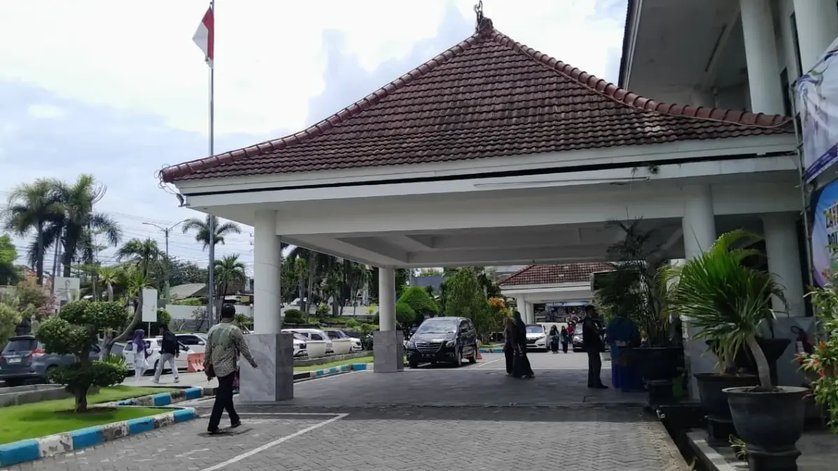 FASKES: Sejumlah pengunjung sedang berada di halaman depan RSUD Smart Pamekasan.