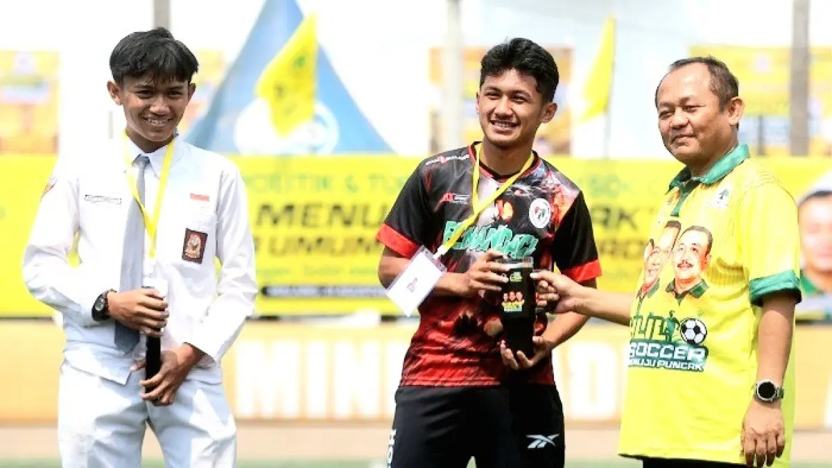 HAFAL JINGLE: Sekjen DPP Partai Golkar Sarmuji (kanan) memberikan hadiah kepada peserta turnamen yang berhasil menjawab kuis di pembukaan zona Malang, Senin (31/8). (Darmono/Radar Malang)