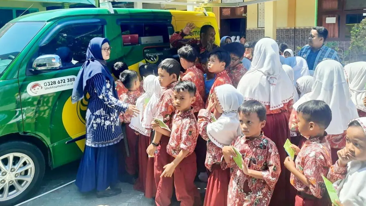 INKLUSI KEUANGAN: Mobil BPRS Sumekar tengah melayani nasabah di salah satu sekolah di Sumenep.