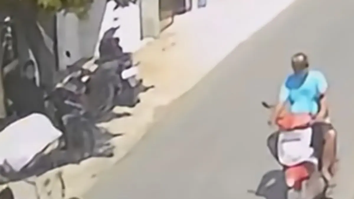 KEJAHATAN: Tangkapan Layar CCTV Pelaku penjambretan saat melakukan aksinya di Jalan Raya Pasar Kedungdung, Kecamatan Modung, Bangkalan, Sabtu (29/8).