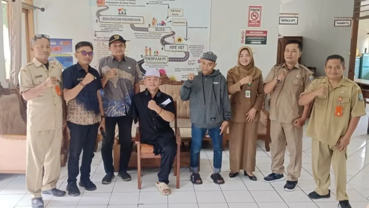 KEMANUSIAAN: Petugas saat berfoto bersama para penyandang disabilitas beberapa waktu lal