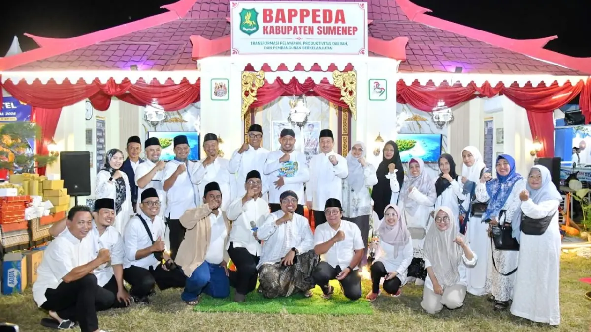 UNIK: Bupati Achmad Fauzi Wongsojudo (tengah) saat berkunjung ke stan Bappeda Sumenep, Kamis (27/8).