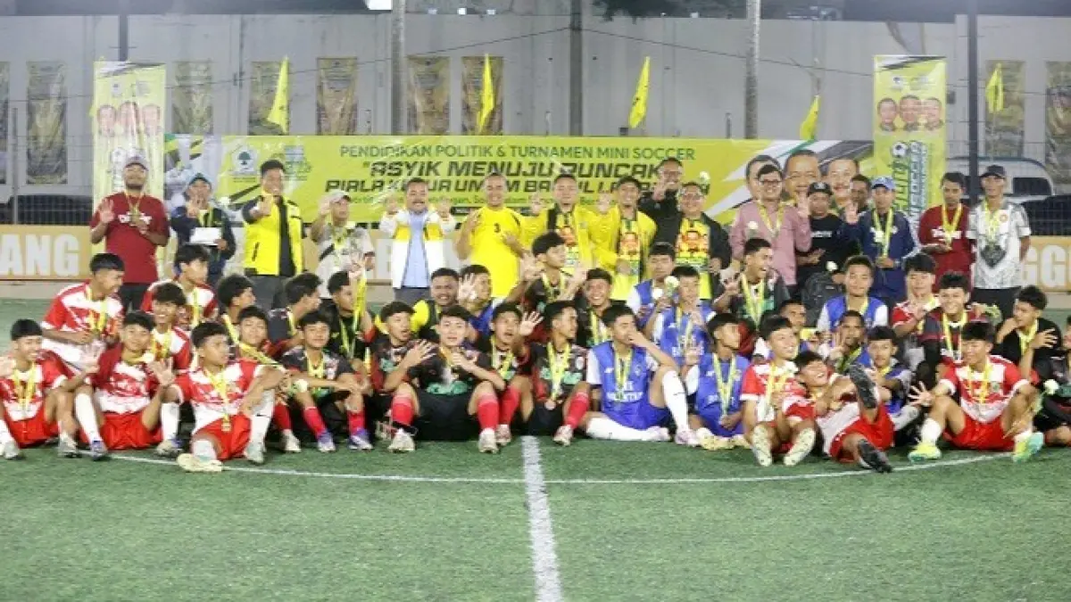 UTAMAKAN SPORTIVITAS: Pemain dari tiga tim teratas turnamen BMS berfoto bersama pengurus DPD Partai Golkar di Malang Raya dan DPD Partai Golkar Jatim, Selasa malam (1/9). Zona Madiun bakal digelar di Gontor Mini Soccer, Ponorogo, Kamis (3/9). (DARMONO/JAWA POS RADAR MALANG)