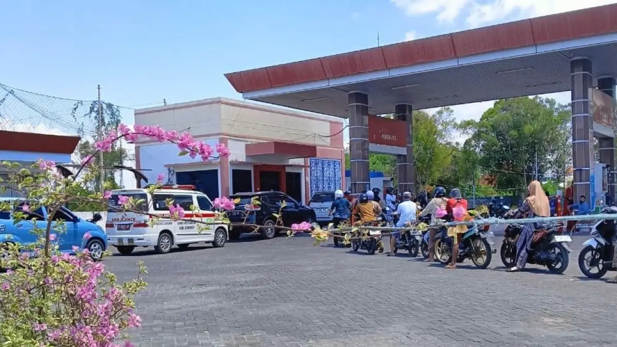ANTRE: Pengendara sepeda motor mengisi BBM di SPBU Pertamina 54.694.08, salah satu unit usaha PT WUS di Jalan Arya Wiraraja, Gedungan, Batuan, Sumenep, Selasa (1/9).