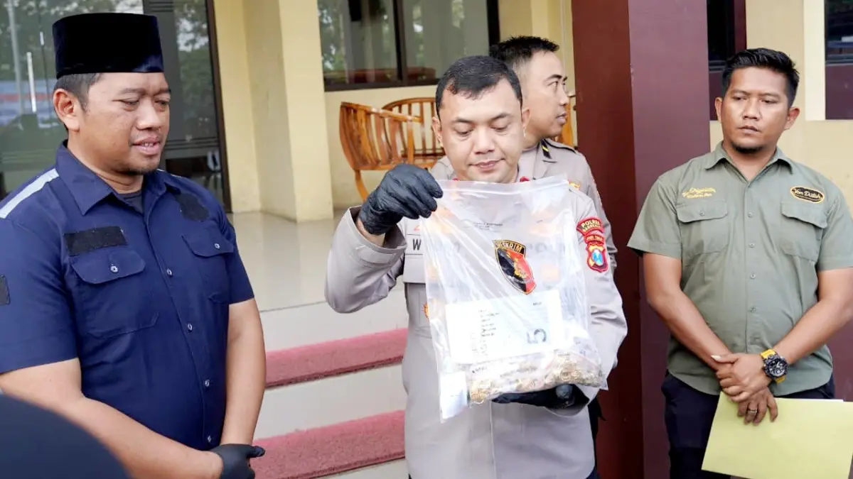 BARANG BUKTI: Anggota Resmob Polres Bangkalan menyita barang bukti emas, Minggu (30/8). (POLRES BANGKALAN UNTUK JPRM)