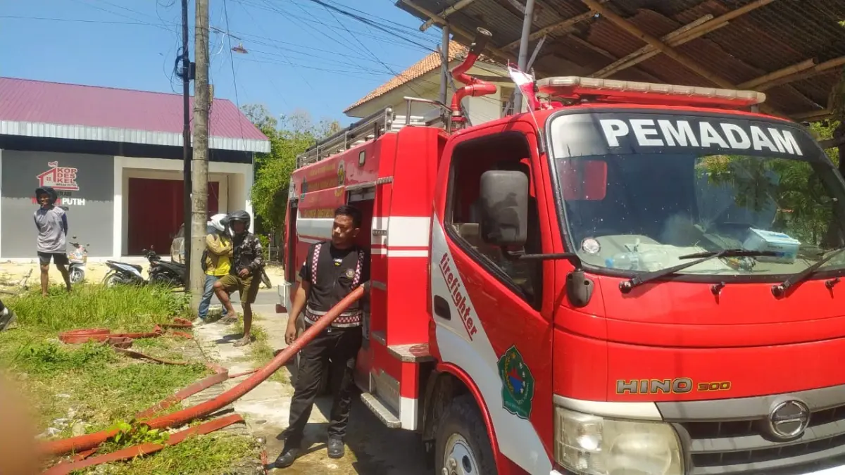 DARURAT: Petugas Satpol-PP dan Damkar melakukan proses pemadaman kebakaran rumah di Jalan Trunojoyo, Patemon, Kamis (13/8)