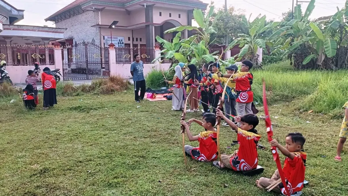 FOKUS: Atlet panahan tradisional Bangkalan saat mengikuti pembinaan secara rutin, Minggu (20/8).