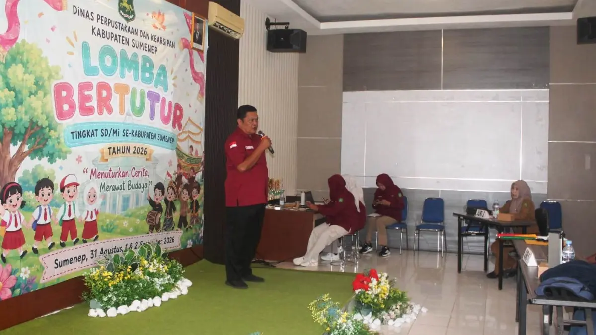 FOKUS: Pustakawan Ahli Muda Disperpusip Sumenep Agus Utomo saat membuka rangkaian lomba bertutur di Aula Disperpusip setempat, Senin (31/8)