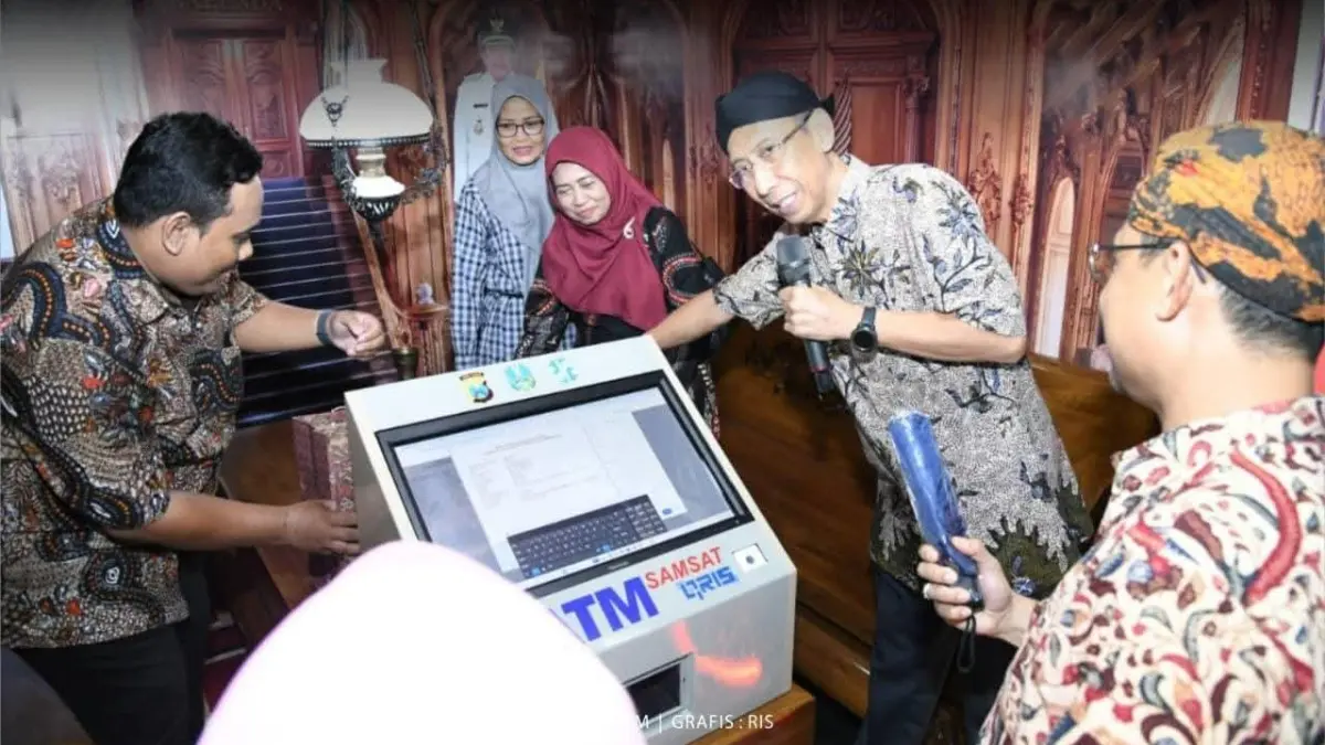INOVATIF: Kepala Bapenda Sumenep Ferdiansyah Tetrajaya menjelaskan layanan pembayaran PKB dan PBB-P2 kepada Sekkab Agus Dwi Saputra di di area Madura Night Vaganza.