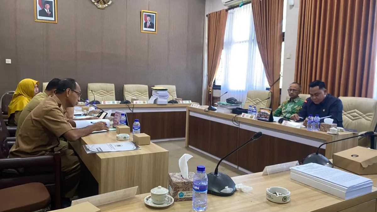 JADI ATENSI: Komisi IV DPRD Pamekasan saat melakukan rapat terbatas dengan Dinkes membahas strategi penurunan AKI-AKB, Senin (31/8).
