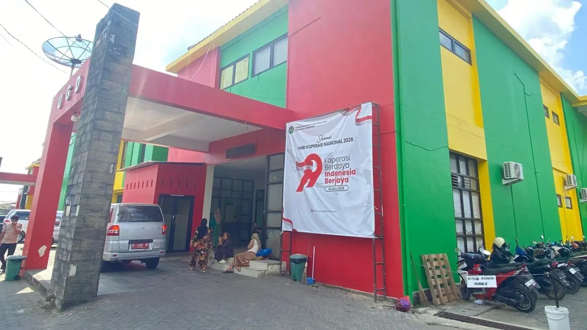 JUJUKAN MASYARAKAT: Pengunjung berada di sekitar RSUD Waru, Selasa (1/9).