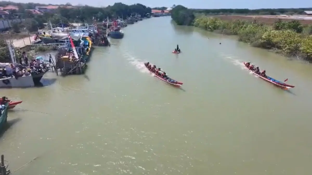KOMPAK: Para peserta saat memacu perahunya dengan dayung di Sungai Juklanteng Kelurahan Banyuanyar, Sampang Sabtu (28/9).