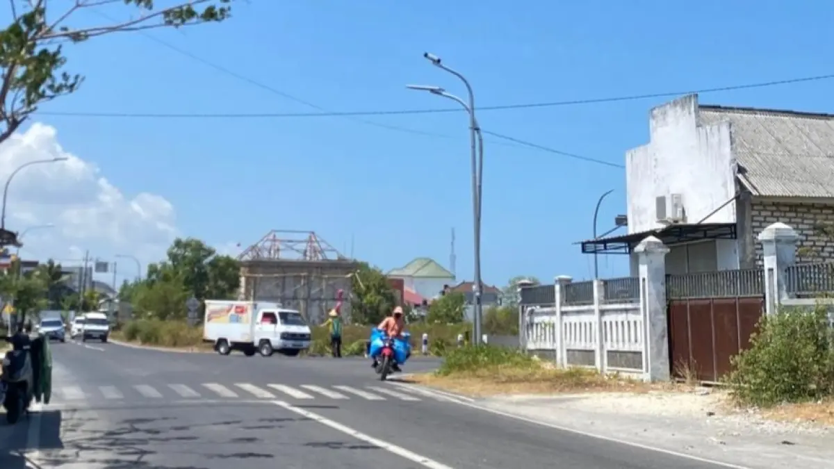LENGANG: Pengendara motor melintas di bawah PJU Jalan Haji Makboel, Kelurahan Polagan, Sampang, Senin (31/8). (AYU LATIFAH/JPRM)