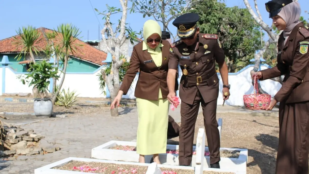 MENGENANG PAHLAWAN: Kajari Sampang Mochamad Iqbal menabur bunga pada makam pahlawan di Taman Makam Pahlawan Kusuma Negara, Jalan Kusuma Bangsa No.13, Sampang, Selasa (1/9). (KEJARI UNTUK JPRM)