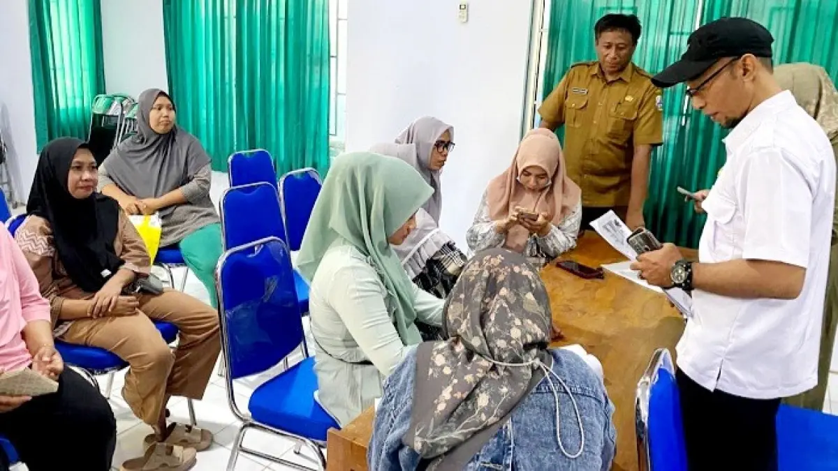 PENERIMA BANTUAN: Ach. Fauzi memberikan pendampingan kepada KPM di Kantor Dinsos PPPA Sampang Senin (31/8). (AYU LATIFAH/JPRM)