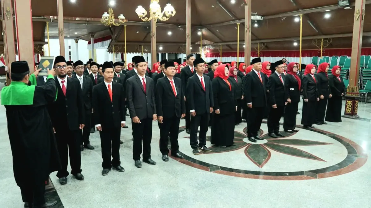 SAKRAL: Puluhan kepala SD dan SMP dilantik di Pendopo Agung Bangkalan, Senin (31/8) malam. (PROKOPIM UNTUK JPRM)