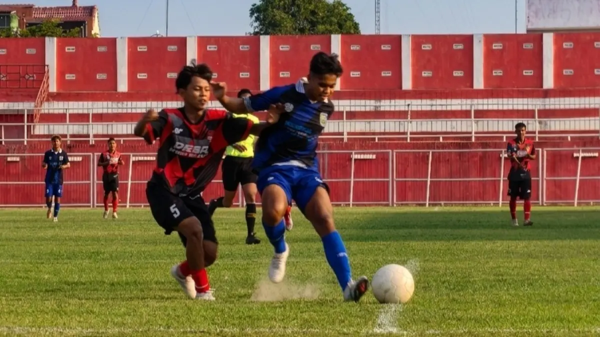 SENGIT: Pemain Perseba Bangkalan (jersei biru) berebut bola dengan pemain PS Blitar Raya di Stadion Soepriadi, Blitar, Minggu (30/8).