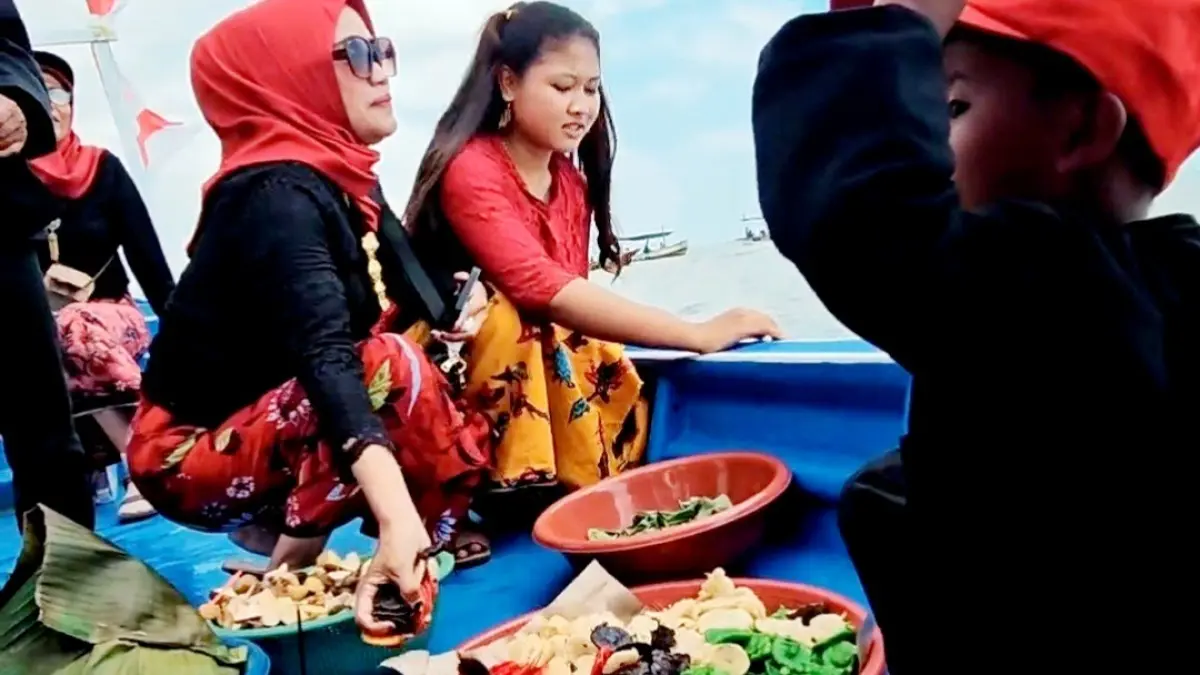 UNGKAPAN SYUKUR: Warga menabur sesaji ke tengah laut saat rokat tase’ di Kampung Bandaran, Kelurahan Pejagan, Bangkalan, Minggu (30/8). (HENDRI TEMALA UNTUK JPRM)