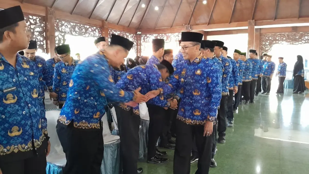 ABDI&nbsp;NEGARA:&nbsp;Puluhan&nbsp;CPNS&nbsp;hasil&nbsp;rekrutmen&nbsp;2024&nbsp;saat&nbsp;menerima&nbsp;petikan&nbsp;SK&nbsp;pengangkatan&nbsp;sekaligus&nbsp;pengambilan&nbsp;sumpah&nbsp;janji&nbsp;di&nbsp;Pendopo&nbsp;Ronggosukowati,&nbsp;Senin&nbsp;(24/8).&nbsp;