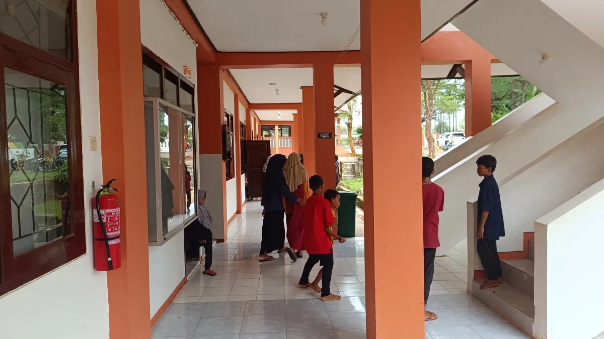 AKTIF: Sejumlah siswa tengah beraktivitas di gedung sementara SRT 49 Sumenep di Kecamatan Batuan.