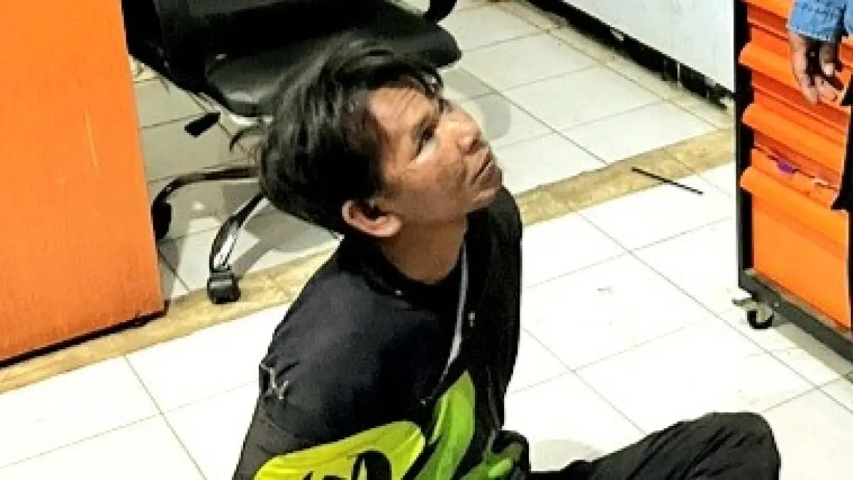 BABAK BELUR: Tersangka pencurian mesin pompa air saat diamankan di Mapolsek Geger, Selasa (1/9). (POLRES BANGKALAN UNTUK JPRM)&nbsp;