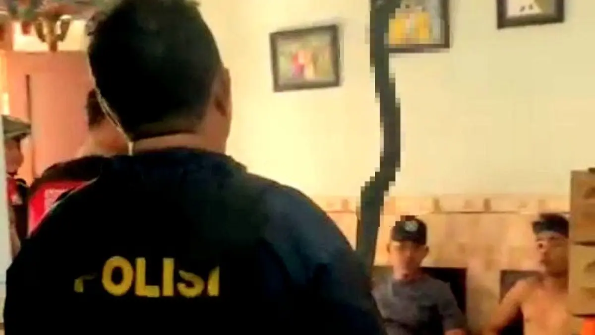 DIMEDIASI: Polisi mendatangi rumah warga yang terlibat perselisihan di Dusun Sumur Kembang, Kelurahan Pejagan, Kecamatan Kota Bangkalan, Minggu (30/8). (HUMAS POLRES BANGKALAN UNTUK JPRM)
