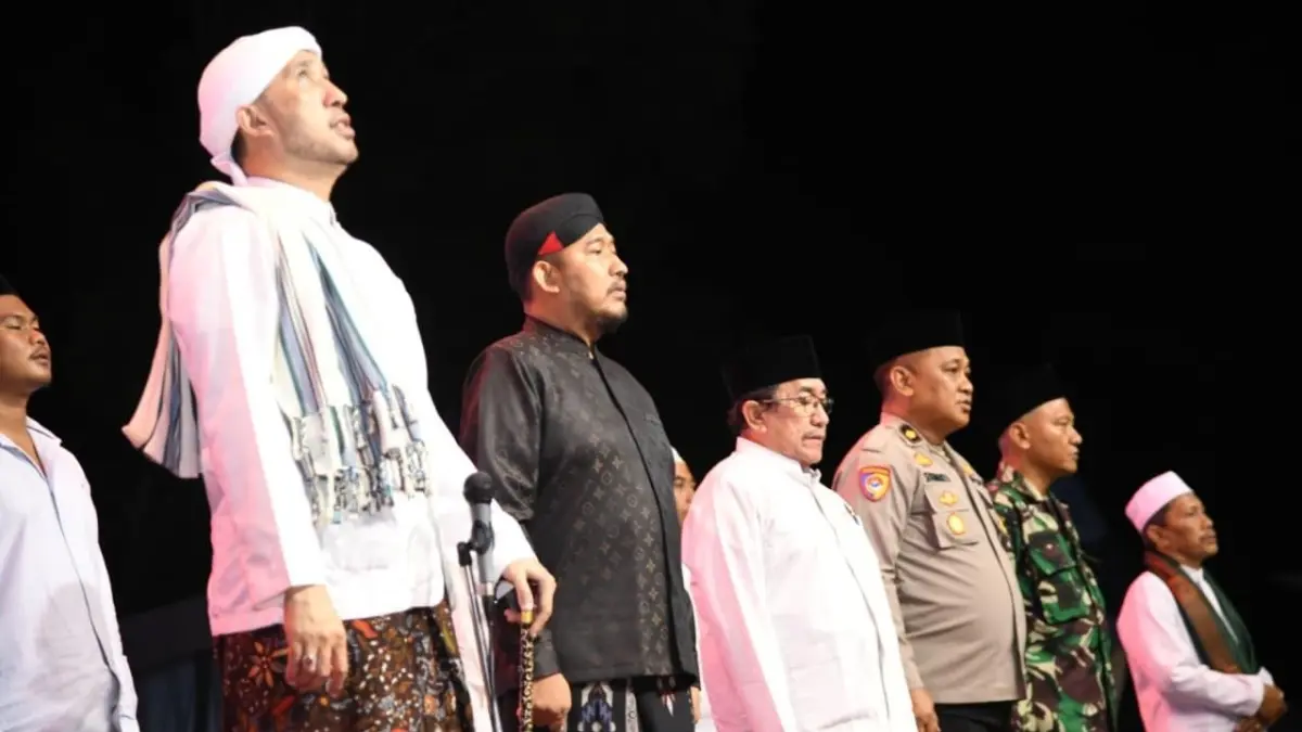 FOKUS: Bupati Sumenep Achmad Fauzi Wongsojudo (baju hitam) bersama Wabup KH Imam Hasyim, Habib Ali Zainal Abidin Assegaf mengikuti Sumenep Bershalawat di Stadion A. Yani, Desa Pabian, Kecamatan Kota, pada Selasa (1/9) malam.&nbsp;